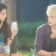 關曉彤海邊拍戲很警「蟑」！疑被鑽衣服　崩潰喊：天都塌了