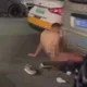 酒醒想鑽地！醉漢當街脫光「硬上排氣管」　網譏：車主可替愛車告性侵嗎
