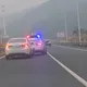 影/小客車剎車失靈時速狂飆130km　員警冒死駕車當「緩衝墊」救人