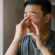 以為出軌？50歲男聞到伴侶身上有菸味　檢查竟是「腦部長腫瘤」