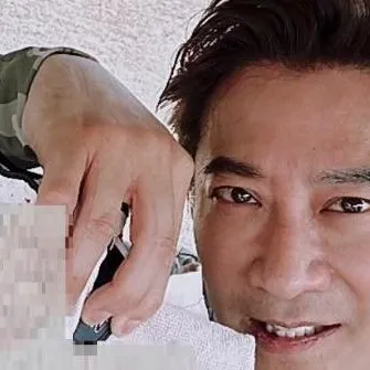 孫耀威因聲帶再住院！術後需靜默14天　妻子暖心陪伴