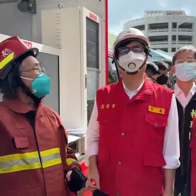 直擊/高雄首座超級電池廠大火15人送醫　陳其邁：全面停工