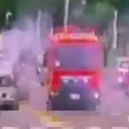 影/高雄假日驚見「車輛街頭狂燃」！危急畫面直擊
