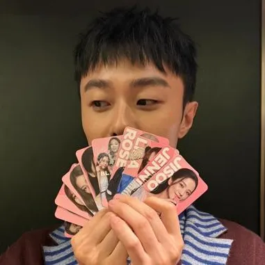 施柏宇赴韓宣傳！大展男友力替團隊下廚　嗨收BLACKPINK限量週邊