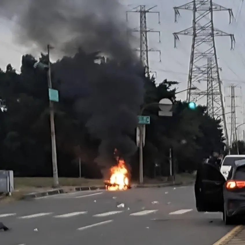 影/高雄小港汽、機車擦撞車禍　機車噴飛起火騎士骨折