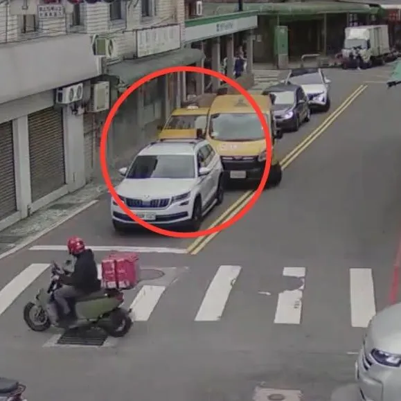 影/新店計程車失控暴衝前後撞4車　女騎士受傷送醫