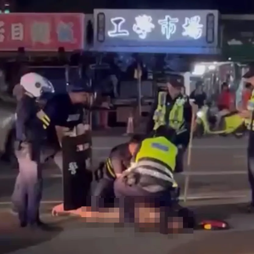 影/台中逆子持刀割頸弒母　全裸逃逸遭警壓制逮捕