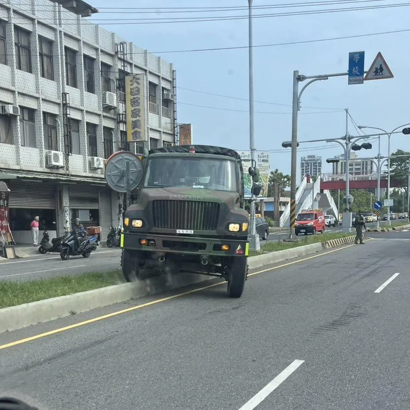 沒睡飽？苗栗頭份「部隊移防」軍車竟衝上分隔島