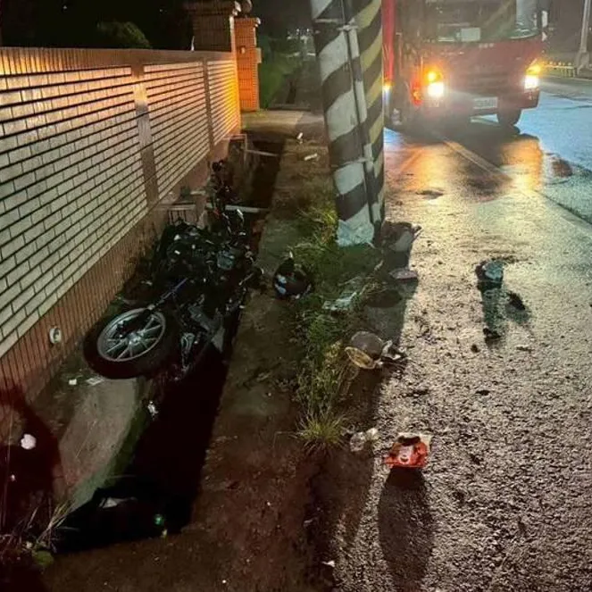 嘉義男大生載女兜風突失控！重機打滑墜溝送醫不治