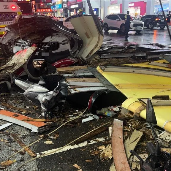 台中勤美商圈招牌突墜落　砸中轎車女乘客驚魂受困