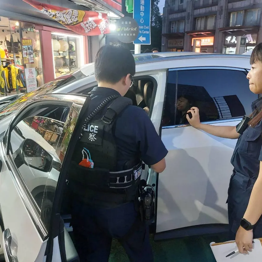 影/女駕駛毒駕撞2車衝入店家　桃警查獲依托咪酯菸彈送辦