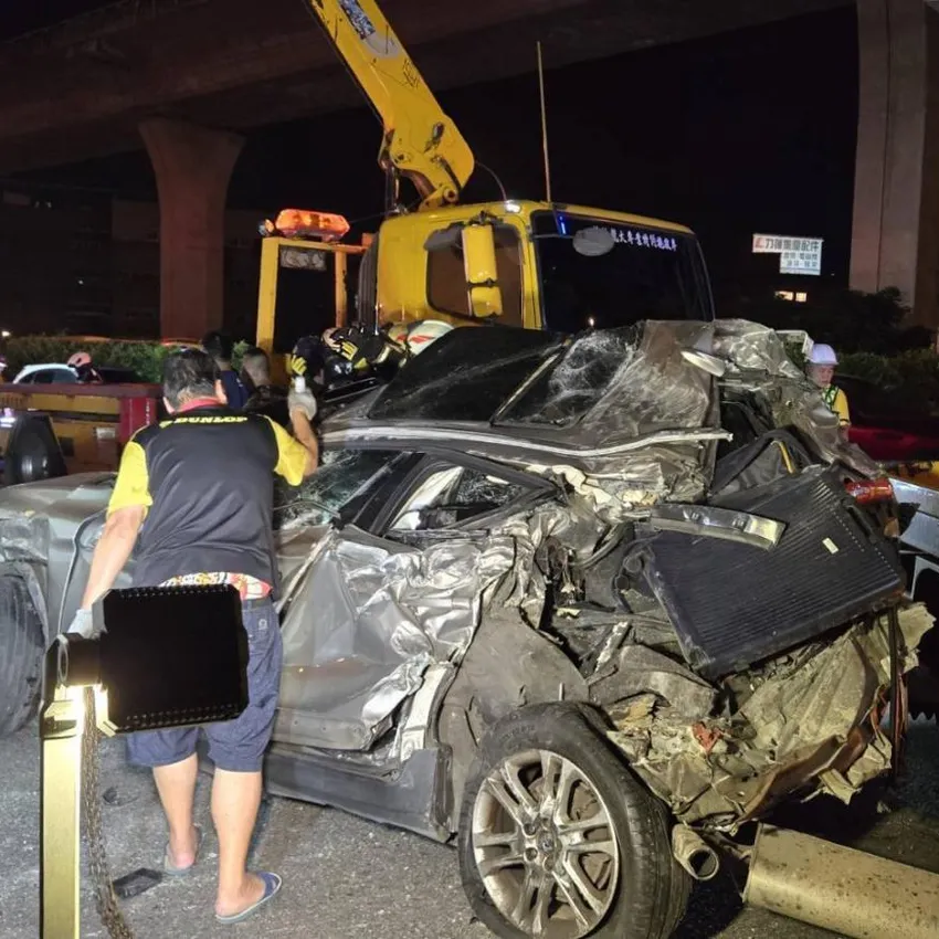 國道1號大貨車翻覆釀4車連環撞！10人受傷　北上紫爆回堵