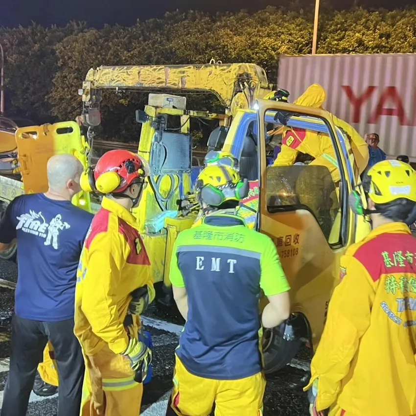 影/國道1號五堵段拖吊車追撞貨櫃車　車頭壓扁駕駛慘死
