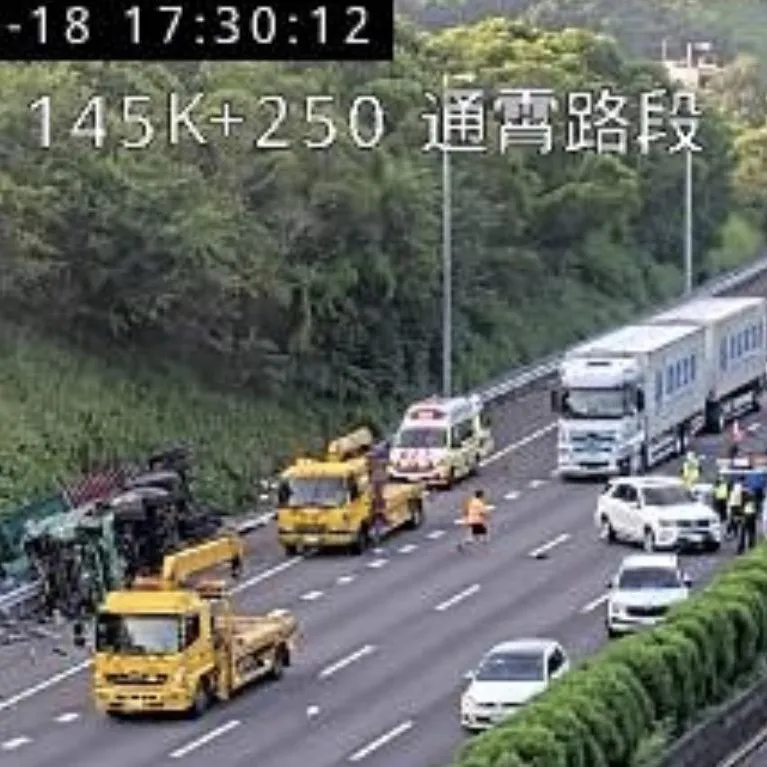 影/國道3號通宵路段追撞車禍　聯結車追撞小貨車翻覆