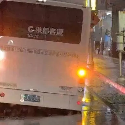 影/高雄天坑越來越多！市立總圖旁「公車右後輪被吞入」