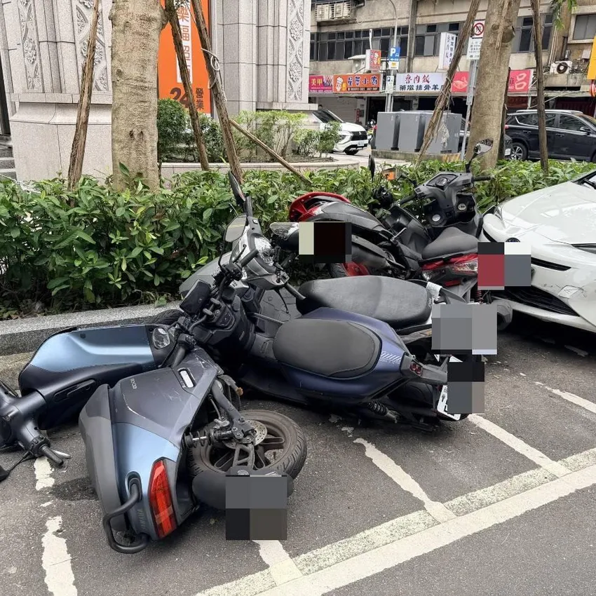 影/撞5機車倒一排！內湖老翁開車突昏迷　送醫搶救不治