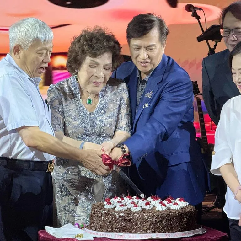 周遊淚崩！旺董祝壽喊「最佩服的台灣女性」　曝47年姐弟情