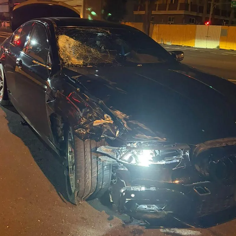 台南慘烈粉碎車禍!阿公遭轎車撞飛命危 駕駛乘客也受傷