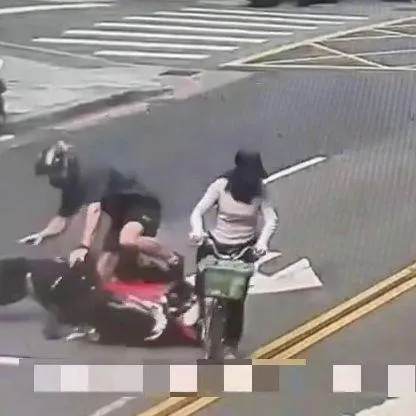 影/美籍藝人柯龍閃「鬼切」摔車　單車女嗆：怎不躲開