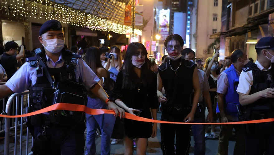 前車之鑑！防梨泰院踩踏事故重演　香港蘭桂坊警力戒備