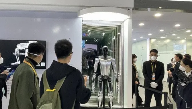 機器人TeslaBot模型登「陸」！特斯拉進博會展出「科技套裝」