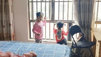 【影】棒！4歲女童遇家中起火　「教科書式」報警冷靜自救