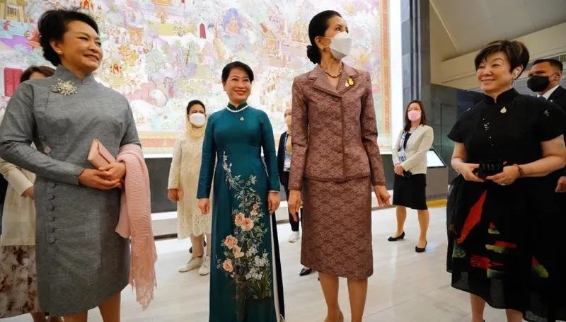 彭麗媛、張淑芬同框！APEC領袖配偶參觀博物館