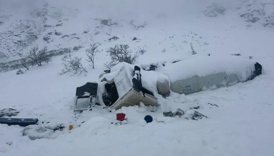 車被雪壓扁、多人失溫罹難　救援者親曝西藏雪崩8死慘況