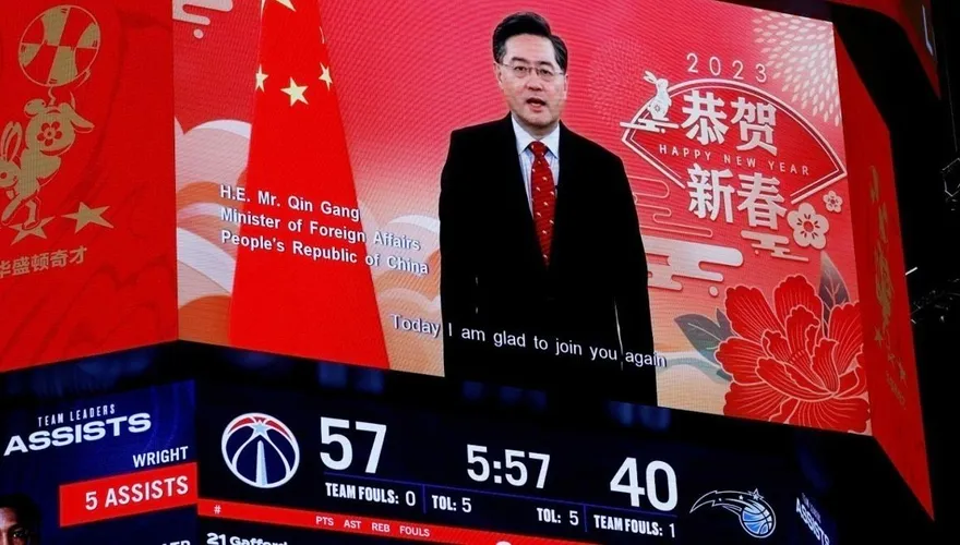 陸外長秦剛於NBA賽場影片拜年：祝中美兩國人民大展宏「兔」、前「兔」似錦