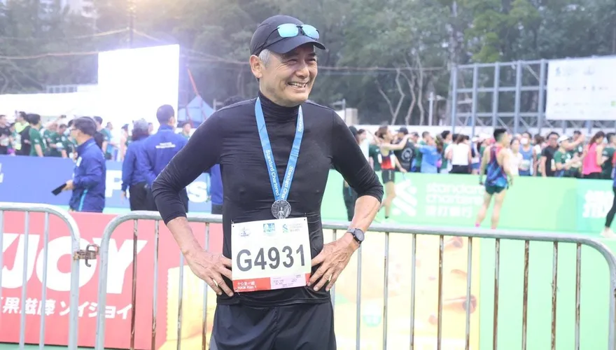 67歲周潤發首現身10公里馬拉松！「1小時3分完賽」　自曝準備快1年
