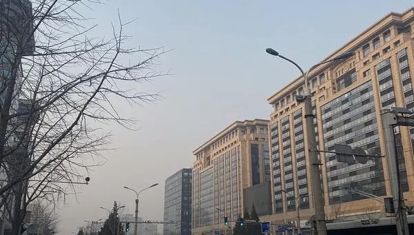 大陸兩會/ 北京不見「兩會藍」　拚經濟！企業生產線不停機
