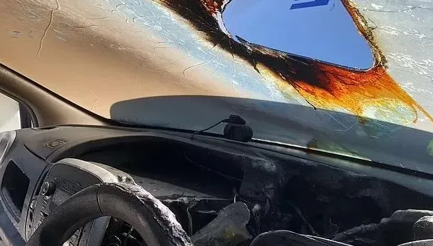 車主將太陽眼鏡放擋風玻璃下　聚焦陽光後竟起火燒掉車頭