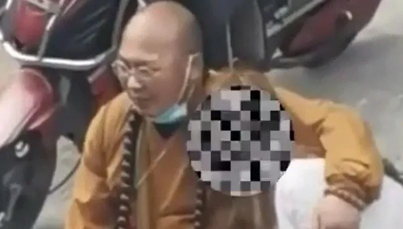 影/六根不淨？「和尚」當街摟女談笑　官方：假冒僧人警已介入調查