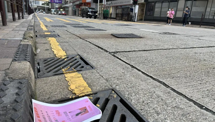 懸賞！台「九頭身」女星被控國際大老千　香港街頭現追債海報