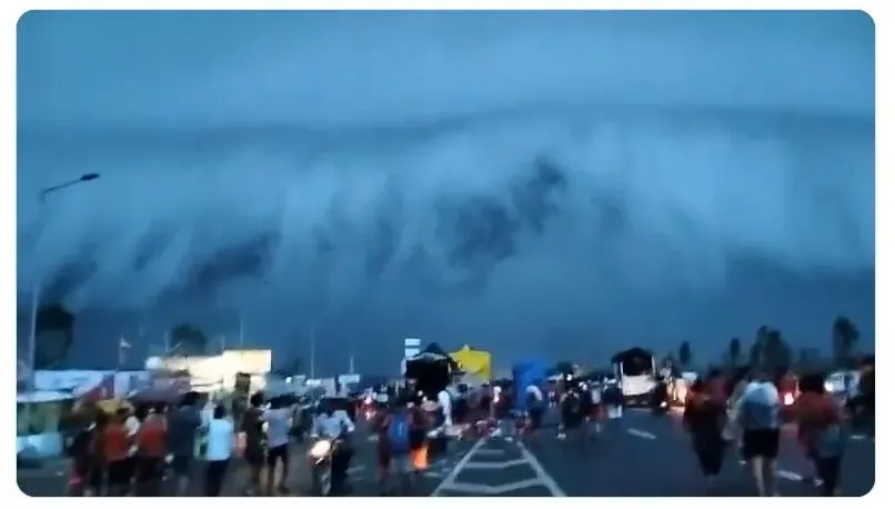 影/印度出現巨大弧狀雲如天降海嘯　民眾紛紛拍下難得奇景