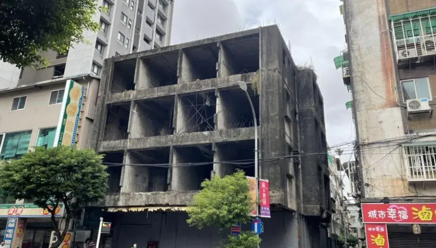 永和爛尾樓後院曝光！街友、毒販居所　地主「架鷹架」債主立刻上門