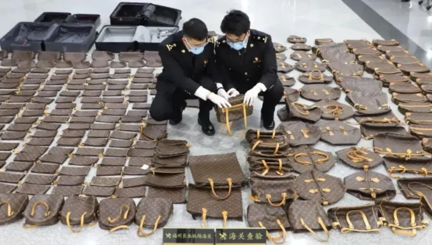 誇張！行李箱藏逾300個二手LV包　福州機場入境旅客過關被截