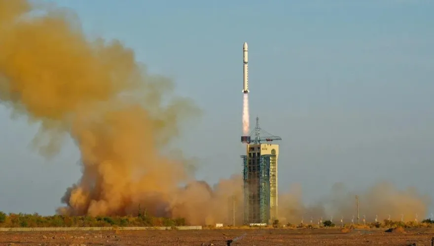 長二丁火箭時隔8年再執飛！陸成功發射首顆可重複使用返回式衛星