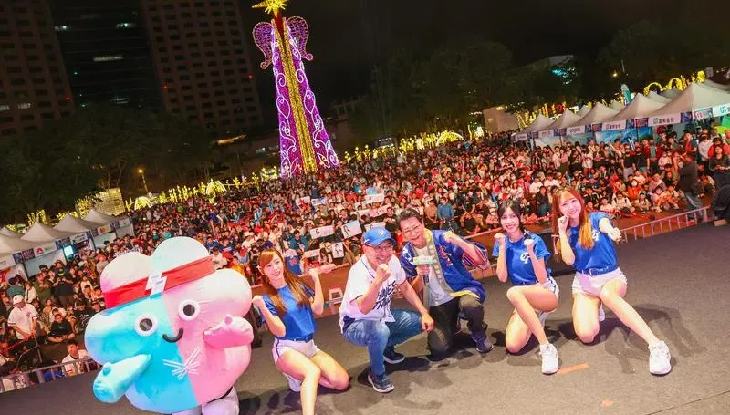 12強賽中日大戰！新北市民廣場直播嗨翻天　侯友宜現身為中華隊加油