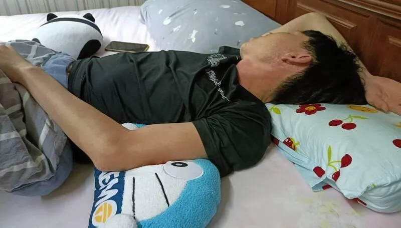 「手臂高舉」聞腋青年睡姿恐壓迫神經　南投醫院籲手麻警訊