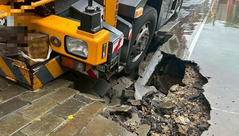 直擊！竹縣吊車修繕校舍　國小籃球場「壓出天坑」