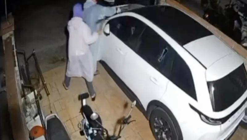 影/畫面曝！蒙面雙煞持榔頭砸車　苗栗男崩潰：今年第4次