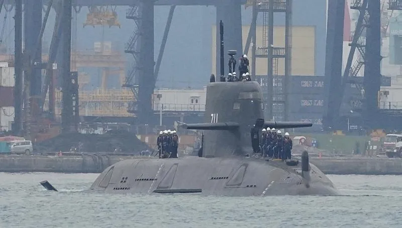 11月底交艦跳票　海鯤號潛艦今浮航出海傳為潛航準備