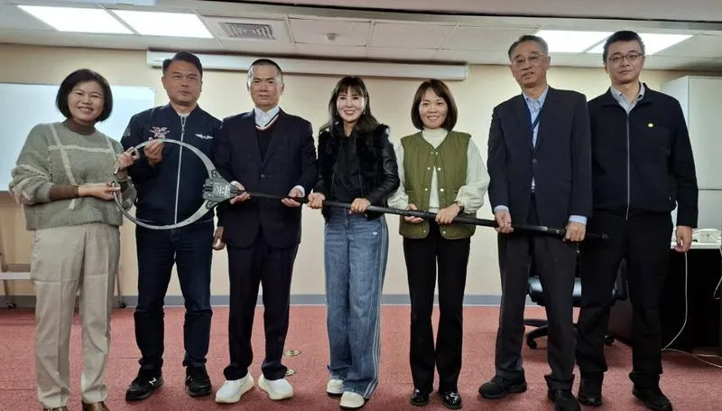 維安生力軍！北捷獲贈50支新型防暴鋼叉　前端可自動夾合