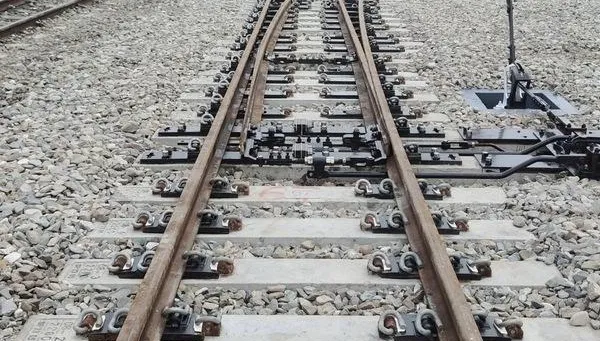汰換老舊木枕！台鐵更新1155套道岔　行車狀況減少近百件