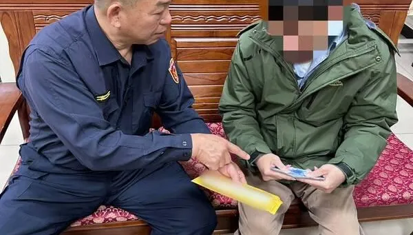 2萬遺落在醫院！台中男接警通知才知掉錢　領回向院方致謝