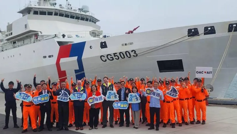 寫春聯、包水餃！管碧玲邀谷立言登海巡艦提前過年