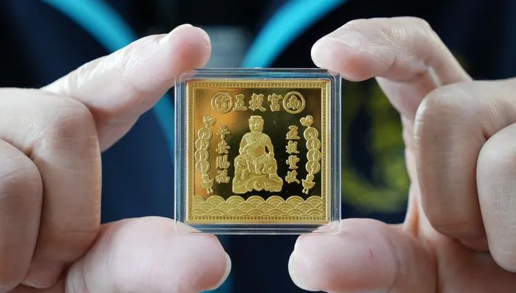 不是發圓形錢母！竹南五穀宮年初一發方形限量無事牌