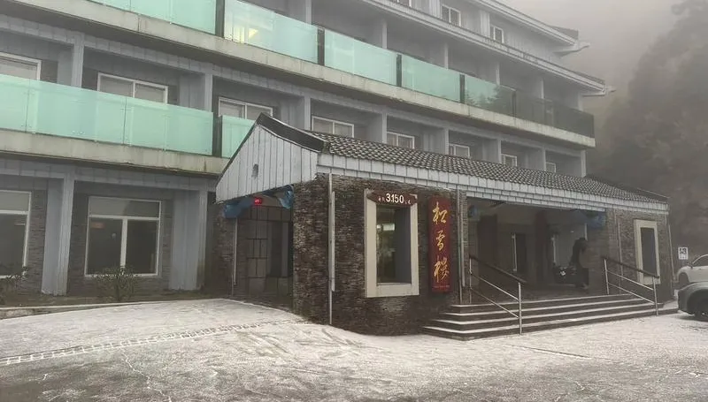 合歡山「連降2波冰霰」如白色糖霜　遊客欣喜拍照