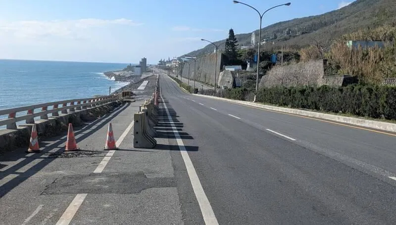 海浪侵蝕掏空路基！　台11線大坑段「修復工期7個月」